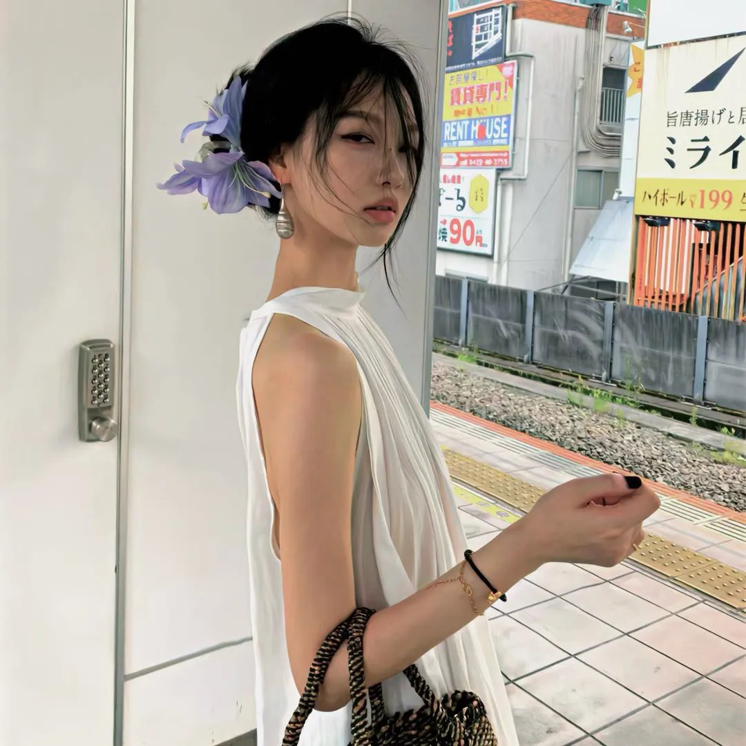 泳池里的女人